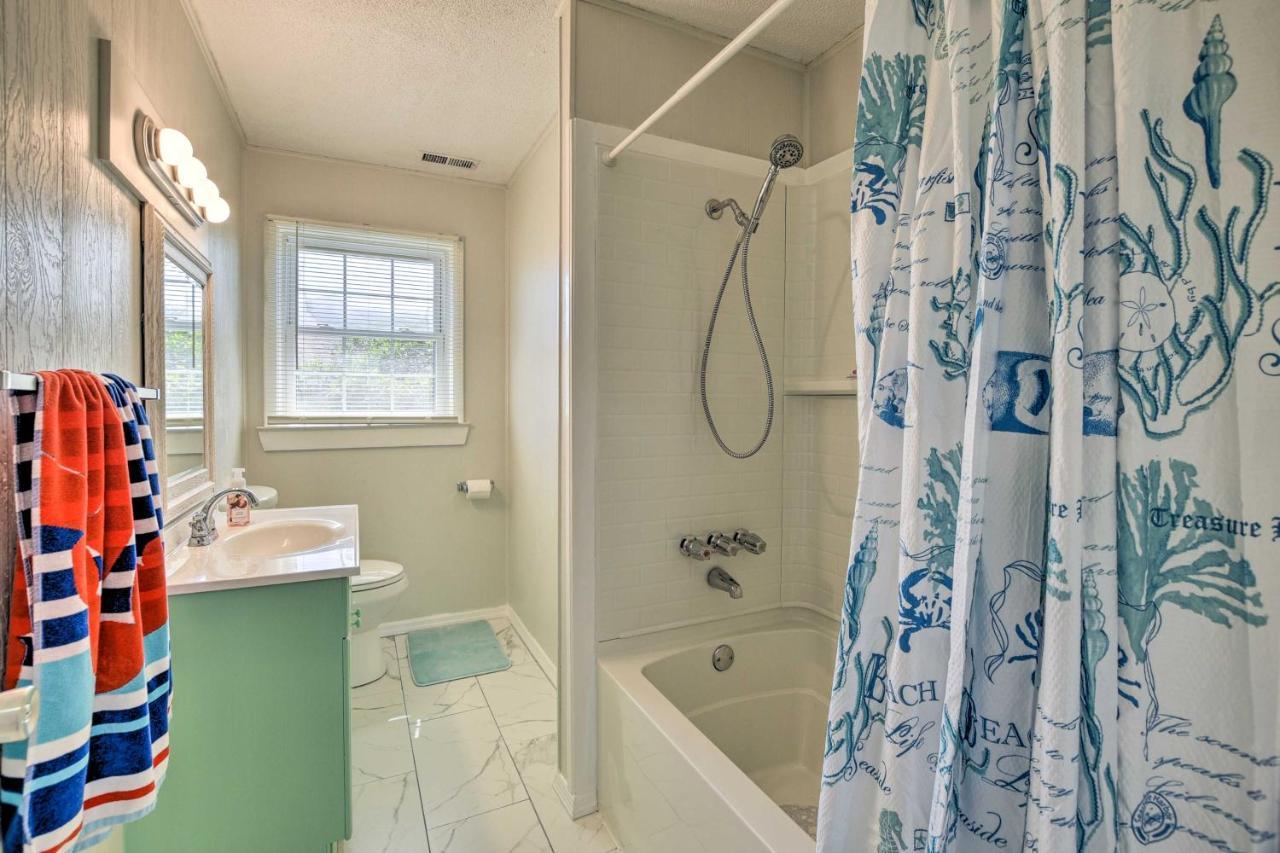 Oak Island Beach Abode With Deck Walk To Shore! Exterior photo